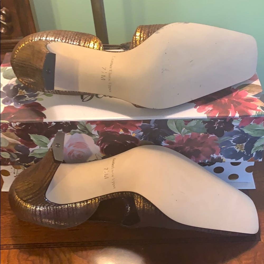 J. Renee Platinum, Gold, and silver pumps, Sz 7.5M - Picture 6 of 12